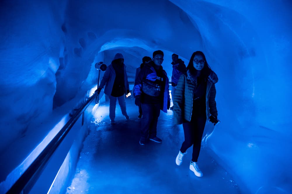 Touristen in der Gletschergrotte in Engelberg. (Bild: Nadia Schärli, 27. Juni 2019)