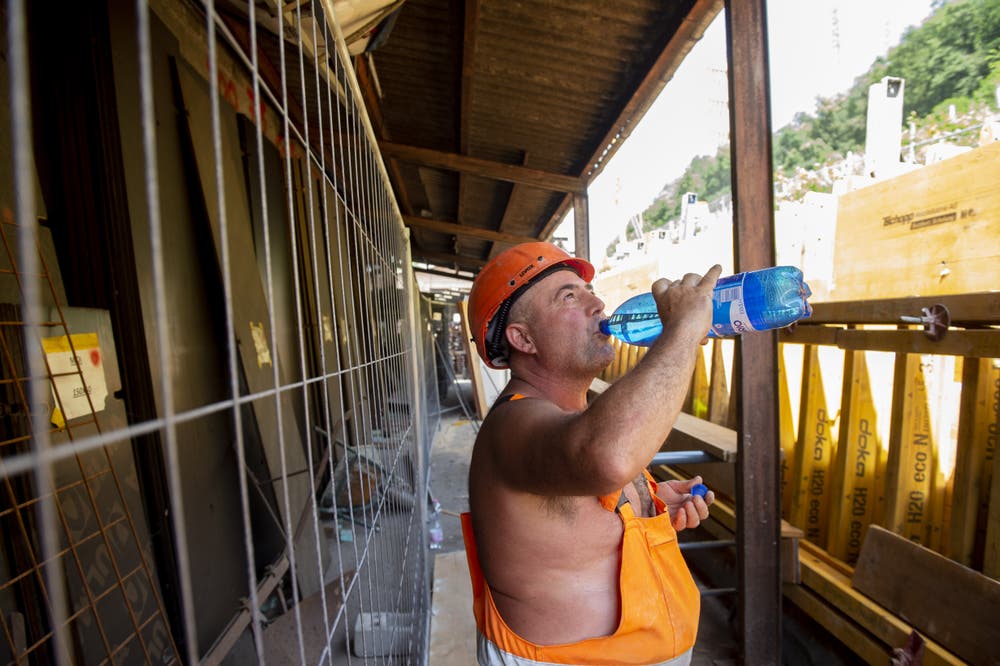 Ein Bauarbeiter einer Strassenbaustelle im Tessin trinkt Wasser. (Bild: Francesca Agosta / Keystone, Stabio, 27. Juni 2019)