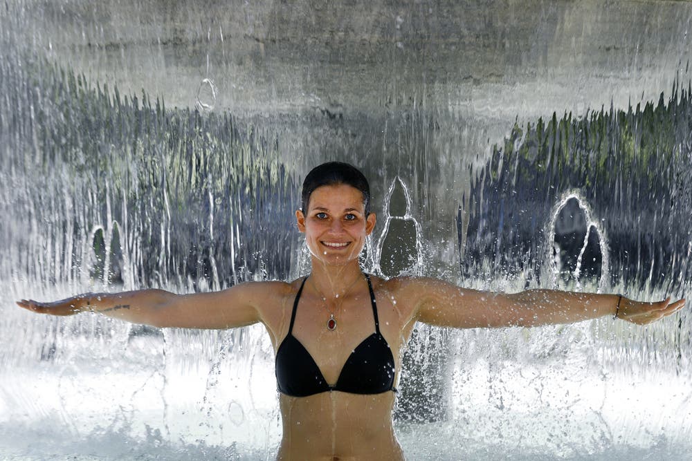 Simone geniesst das kühle Nass unter einem Brunnen in der Stadt Zürich. (Bild: Walter Bieri / Keystone, 28. Juni 2019)
