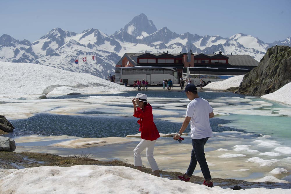 Abkühlung gefällig? Touristen auf dem Nufenenpass. (Bild: Davide Agosta / Keystone)