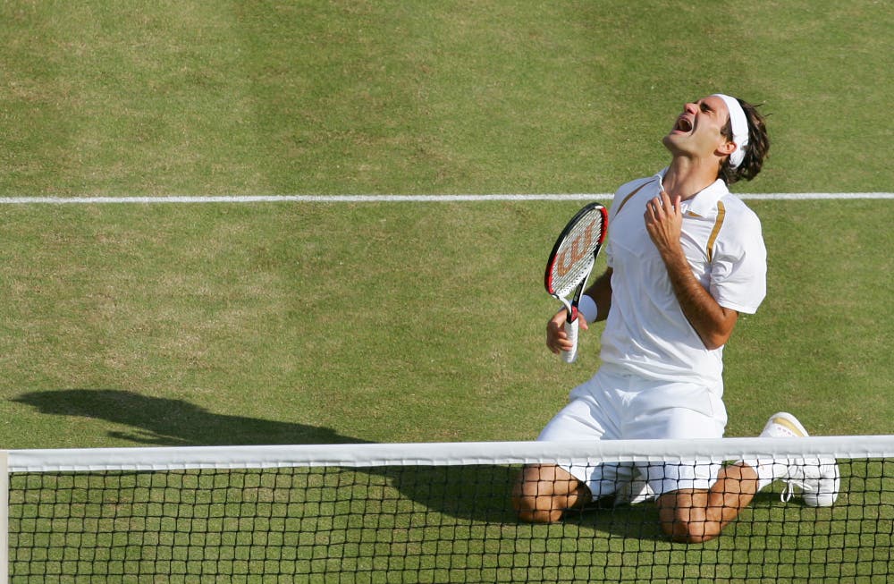 2007: Federer s. Nadal 7:6 (9:7), 4:6, 7:6 (7:3), 2:6, 6:2Erneut geht Roger Federer mit der Hypothek eines kurz zuvor verlorenen French-Open-Finals ins Duell mit Erzrivale Nadal. Und erstmals muss er auch in Wimbledon ernsthaft um seine Vormachtsstellung bangen. Doch nach einem Fünfsatz-Sieg wird er zum zweiten Spieler neben dem Schweden Björn Borg, der in Wimbledon fünf Mal in Folge gewinnt. Ehrfürchtig sagt er nach dem Sieg: «Rafa wird immer besser. Ich nehme jeden Titel, den ich bekomme.» Im Publikum sitzen neben Borg John McEnroe, Jimmy Connors und Boris Becker. «Daran werde ich mich immer erinnern», sagt Federer.