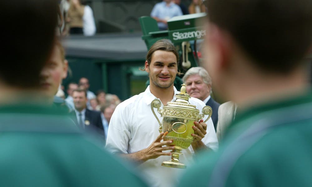 2003: Federer s. Philippoussis 7:6 (7:5), 6:2, 7:6 (7:3)Auf dem Weg in den Final gibt Roger Federer nur einen Satz ab. Im Halbfinal setzt er sich klar gegen Favorit Andy Roddick durch. Schwierige Momente erlebt der Schweizer vor den Achtelfinals gegen Feliciano Lopez, als er sich wegen eines Hexenschusses behandeln lassen muss. «Für mich ist es ein Wunder, dass ich mit diesen Schmerzen gewinnen konnte.» Gegen den ungesetzten Philippoussis gewinnt Federer klar. Er sinkt in die Knie, es fliessen Tränen. «Magisch, kaum zu fassen», sagt Federer.