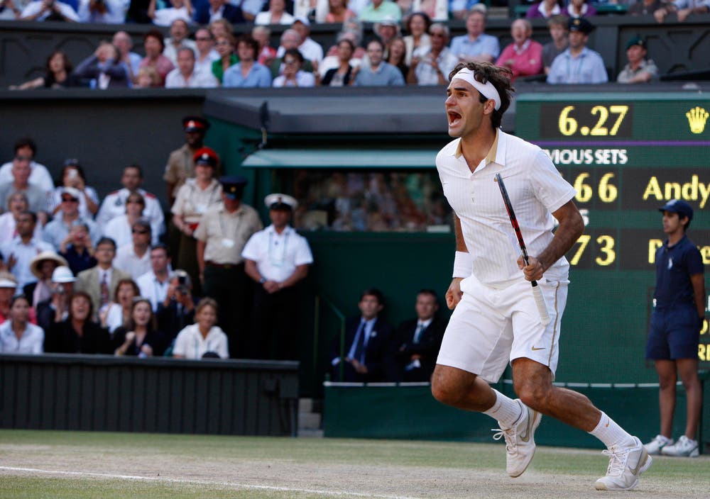 2009: Federer s. Roddick 5:7, 7:6 (8:6), 7:6 (7:5), 3:6, 16:14Roger Federer erlebt den Sommer seines Lebens. Im April heiratet er seine Freundin Mirka Vavrinec, im Juni gewinnt er die French Open und komplettiert damit seinen Karriere-Grand-Slam. Im Juli überholt er in Wimbledon mit seinem 15. Major-Titel den bisherigen Rekordhalter Pete Sampras. Zwei Wochen später wird Federer Vater der Zwillingsmädchen Charlene und Myla. Er gewinnt auch den dritten Wimbledon-Final gegen Andy Roddick. Mit 4:17 Stunden ist es der längste zwischen den beiden.. Nur einmal nimmt Feder Roddick den Aufschlag ab – zum 16:14 im fünften Satz.