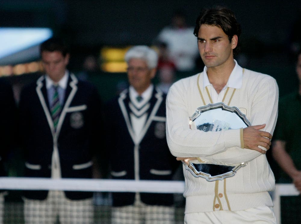 2008: Federer u. Nadal 4:6, 4:6, 7:6 (7:5), 7:6 (10:8), 9:7Der dritte Wimbledon-Final zwischen Federer und Nadal gilt als bestes Tennis-Spiel der Geschichte. Als Nadal um 21.17 Uhr den Matchball verwertet, bricht die Dunkelheit über London herein. Später wird das 4:48-Stunden-Epos zur Vorlage für das Buch «Strokes of Genius» - Geniestreiche. Und zehn Jahre später sogar verfilmt. Federer, der im Frühling unter dem Pfeifferschen Drüsenfieber gelitten hatte, sagt später, die Niederlage sei auch Folge des Final-Debakels in Paris im Monat zuvor gewesen, bei dem ihm Nadal nur vier Games überliess. Nach 65 Siegen auf Rasen, je fünf Titeln in Halle und Wimbledon verliert Federer erstmals wieder auf seiner bevorzugten Unterlage.