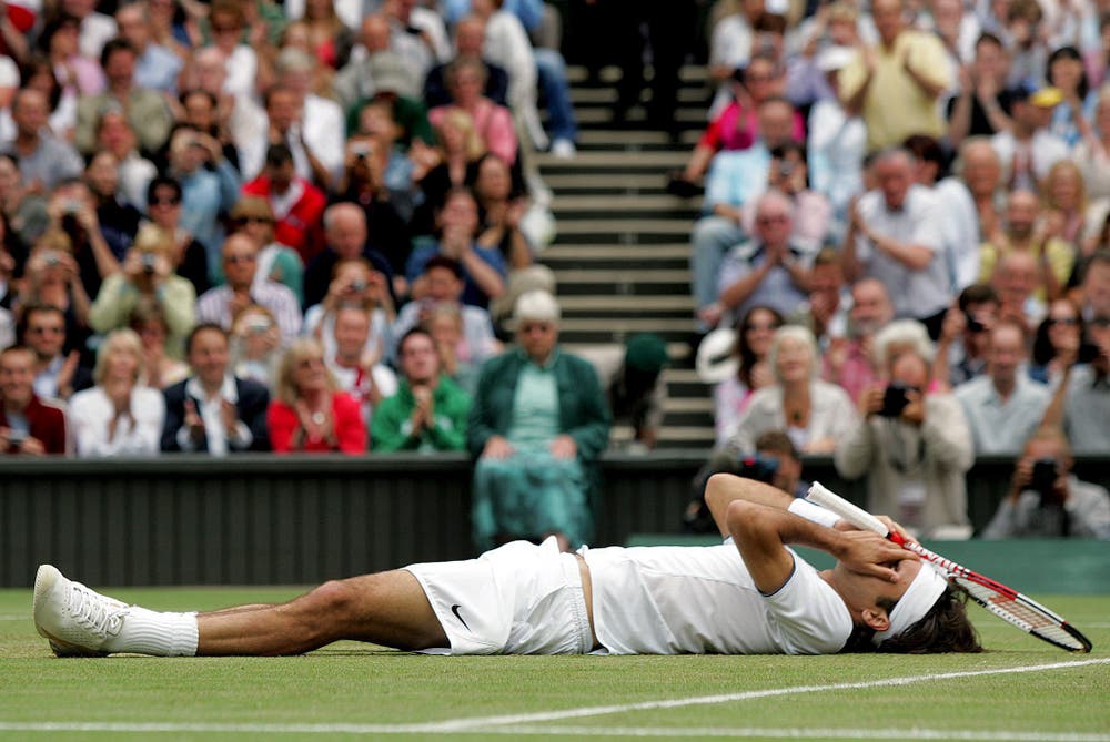 2005: Federer vs. Roddick 6:2, 7:6 (7:2), 6:4«Ich brauche jetzt erst einmal ein Bier», übt sich Andy Roddick nach der zweiten Final-Niederlage in Galgenhumor. «Roger ist der Beste der Welt und wird immer noch besser.» Auf dem Weg zum Titel gibt Roger Federer nur einen Satz ab und wird der dritte Spieler nach Björn Borg und Pete Sampras, der in Wimbledon drei Mal in Folge gewinnt. «Das ist wahrscheinlich der beste Match, den ich je gezeigt habe», sagt Federer. Am Tag darauf feiern ihn 3000 Basler auf dem Marktplatz.