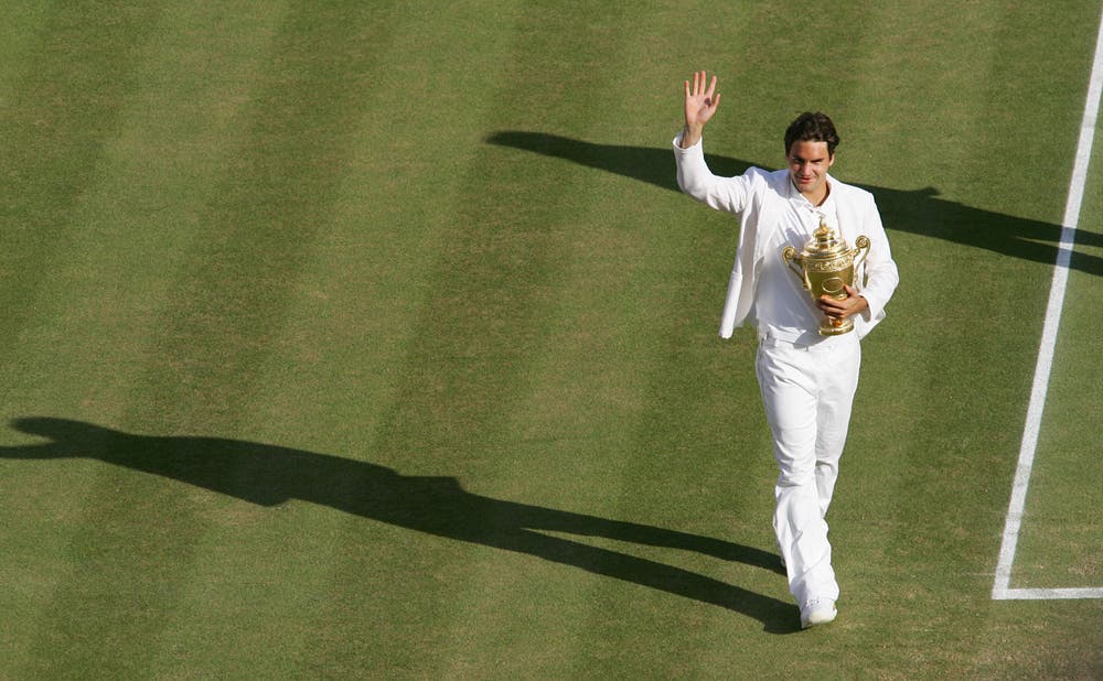 2007: Federer s. Nadal 7:6 (9:7), 4:6, 7:6 (7:3), 2:6, 6:2Erneut geht Roger Federer mit der Hypothek eines kurz zuvor verlorenen French-Open-Finals ins Duell mit Erzrivale Nadal. Und erstmals muss er auch in Wimbledon ernsthaft um seine Vormachtsstellung bangen. Doch nach einem Fünfsatz-Sieg wird er zum zweiten Spieler neben dem Schweden Björn Borg, der in Wimbledon fünf Mal in Folge gewinnt. Ehrfürchtig sagt er nach dem Sieg: «Rafa wird immer besser. Ich nehme jeden Titel, den ich bekomme.» Im Publikum sitzen neben Borg John McEnroe, Jimmy Connors und Boris Becker. «Daran werde ich mich immer erinnern», sagt Federer.