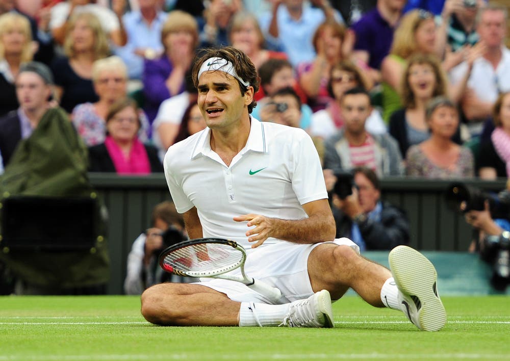 2012: Federer s. Murray 4:6, 7:5, 6:3, 6:4Auf dem Weg zum bislang letzten Sieg in Wimbledon erlebt Roger Federer zahlreiche bange Momente. In der dritten Runde macht er einen 0:2-Satzrückstand gegen Julien Benneteau wett. In den Viertelfinals macht ihm ein blockierter Rücken zu schaffen. Im Halbfinal schaltet er Titelverteidiger Novak Djokovic aus. Im Final, der wegen Regens unterbrochen und unter geschlossenem Dach beendet wird, setzt sich Federer gegen Andy Murray durch und wird wieder die Nummer eins der Welt.