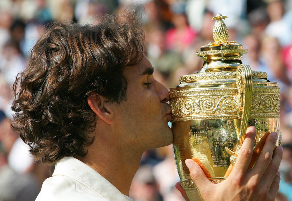 2006. Federer s. Nadal 6:0, 7:6 (7:5), 6:7 (2:7), 6:3Federer steht im Zenit seines Schaffens. Er gewinnt zum dritten Mal in Folge mehr als zehn Turniere in einem Jahr und weist Ende Jahr eine 92:5-Siegbilanz auf. Auf dem Weg zum vierten Wimbledon-Titel gibt er nur im Final gegen seinen Erzrivalen Rafael Nadal einen Satz ab, gegen den er in diesem Jahr zuvor alle Duelle verloren hatte, unter anderem einen Monat zuvor im Final der French Open, dem ersten zwischen den beiden auf Grand-Slam-Stufe. «Es war schrecklich eng», sagt Federer nach dem vierten Triumph in Folge. Federer: «Das war das beste Grand-Slam-Turnier meiner Karriere.»
