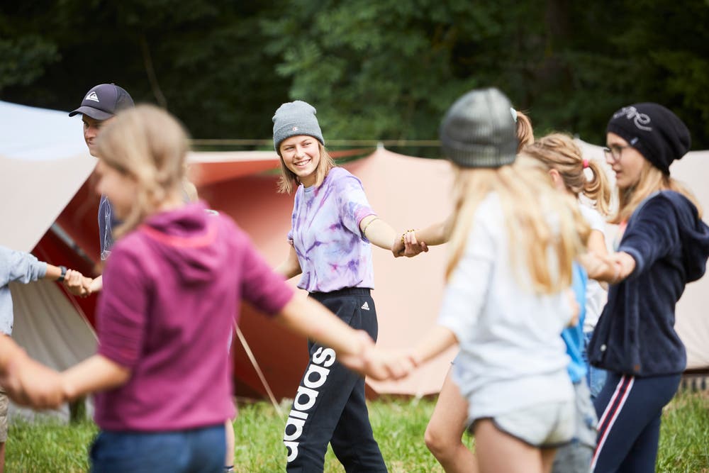 Kinder und Jugendliche der Pfadi Winkelried Stans-Ennetmoos beim Spielen im Kreis.Bild: Jakob Ineichen (Beromünster, 9. Juli 2019)