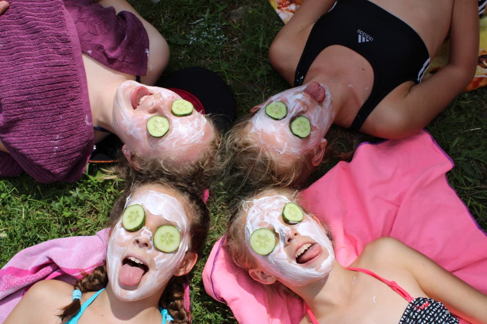 Auch ein bisschen Wellness darf man sich im Sommerlager ab und zu gönnen. Lagerbild: Pfarreilager Neuenkirch (Melchtal, 14. Juli 2019)