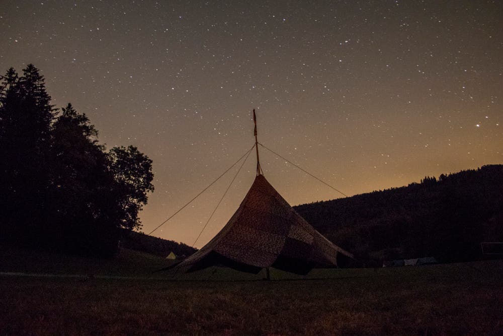 Der Himmel über dem Lager der Jungwacht Sins lädt die Kinder zum Träumen ein. Lagerbild: Jungwacht Sins (Zeihen, 11. Juli 2019)