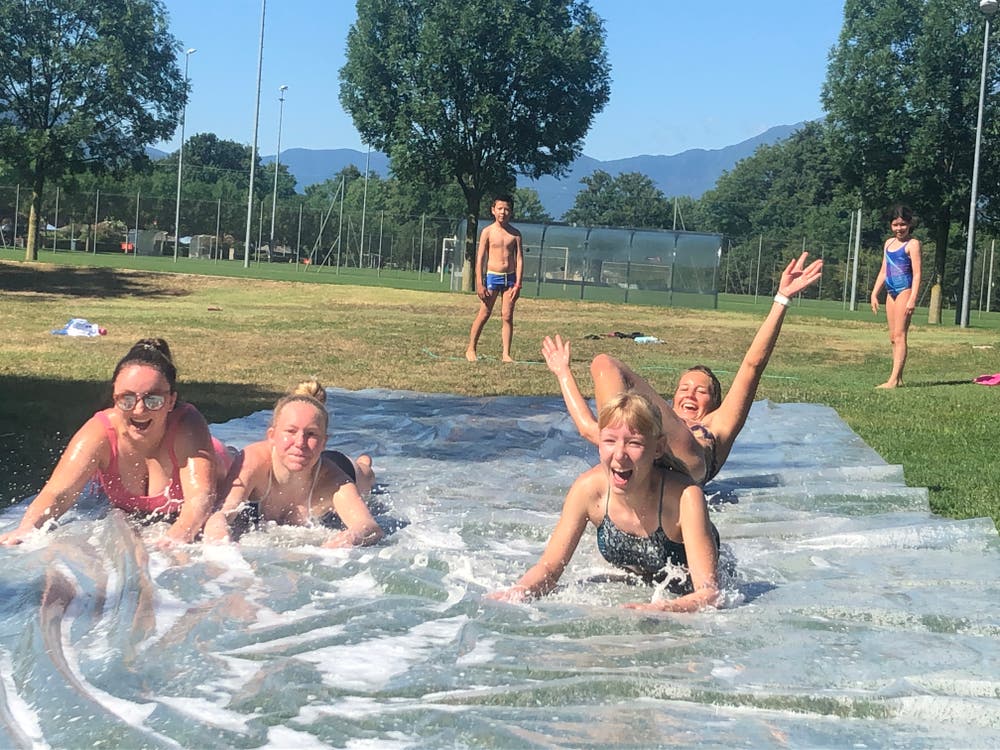 Vergnügen auf der selbst verlegten Wasserrutsche. Lagerbild: Schwimmverein Sempachersee (Tenero, 16. Juli 2019)