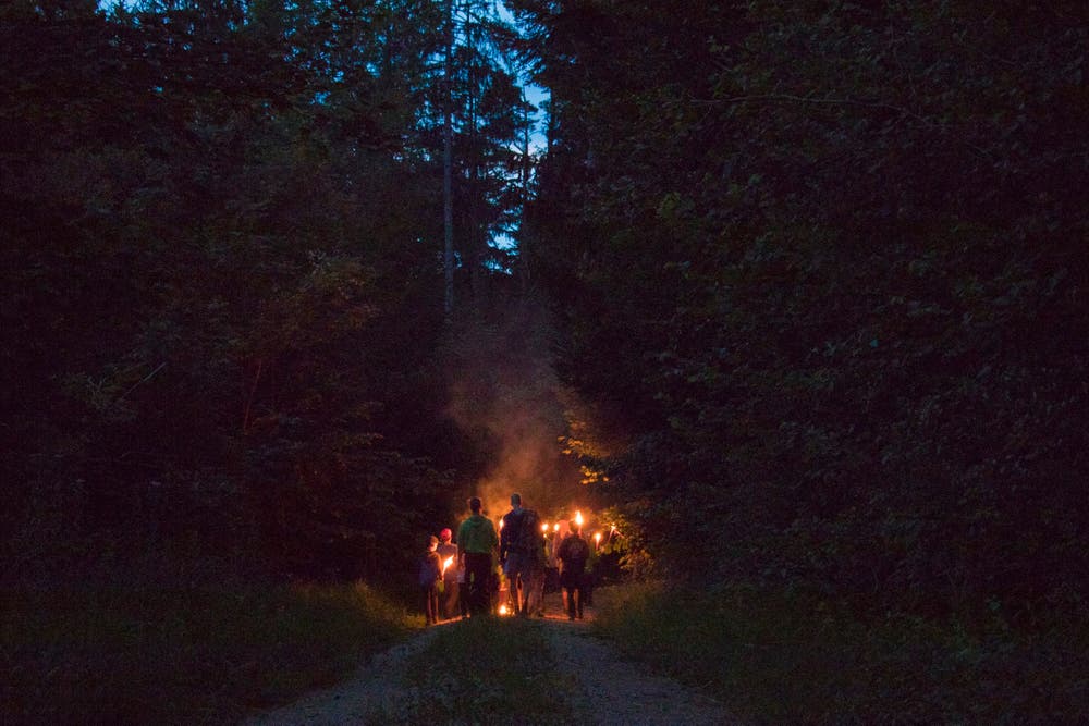 Bei der Fackelwanderung der Jungwacht Sins entsteht idyllische Stimmung. Lagerbild: Jungwacht Sins (Zeihen, 9. Juli 2019)