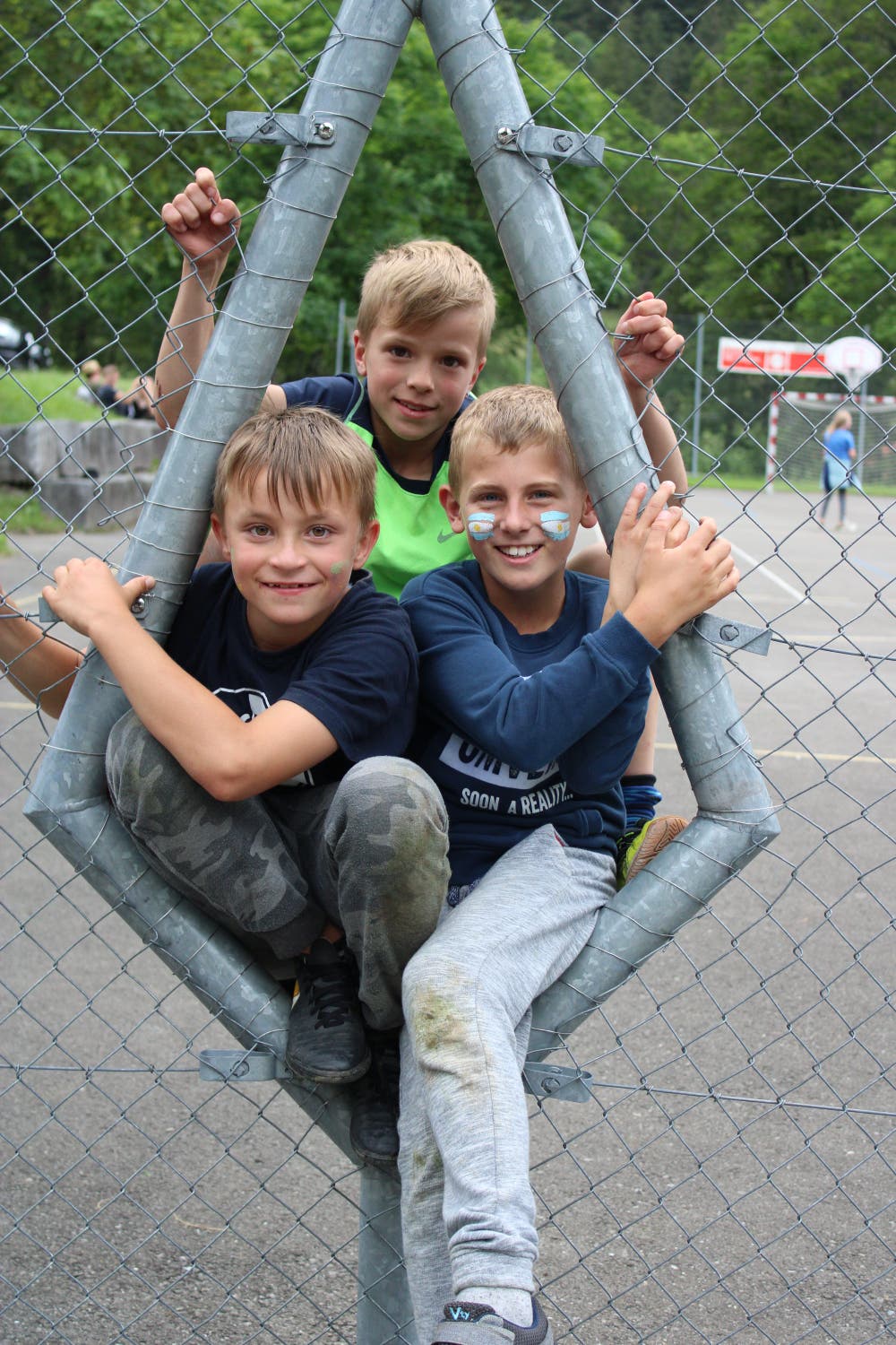 Samuel, Fabio und Mike geniessen ihre Zeit im Pfarreilager Neuenkirch. Lagerbild: Pfarreilager Neuenkirch (Melchtal, 13. Juli 2019)