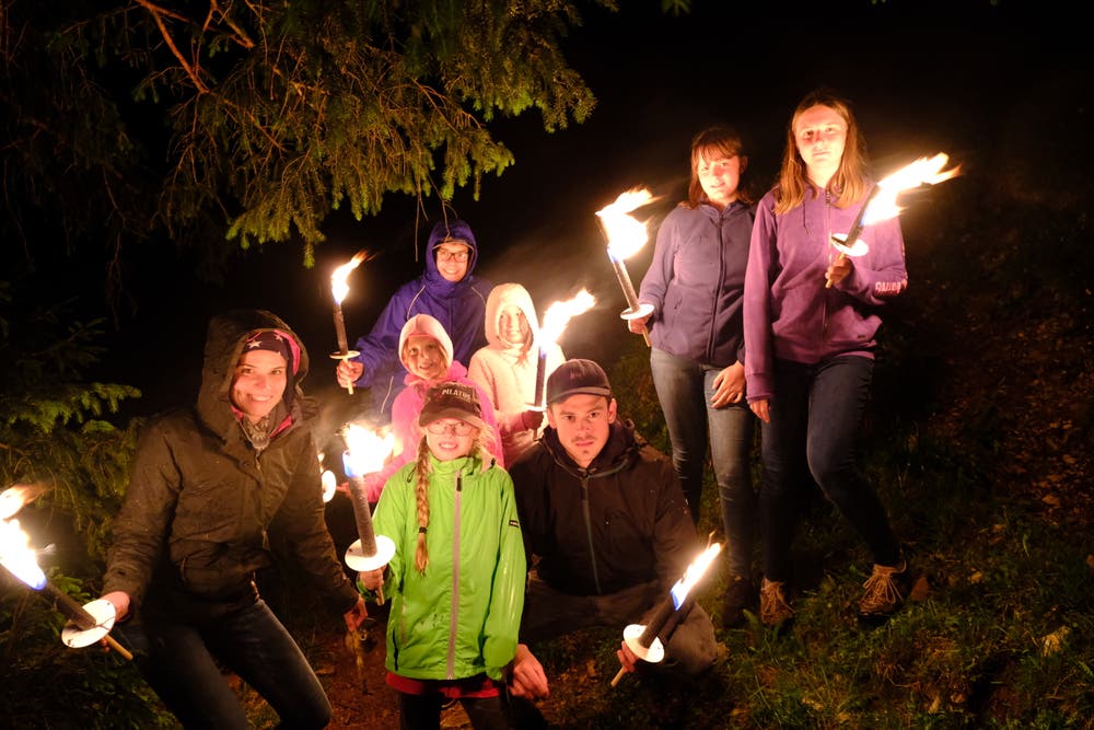 Die Teilnehmer des Ribilagers begehen ihren letzten Abend mit einer nächtlichen Fackeltour. Lagerbild: Schule Giswil (Giswil, 13. Juli 2019)