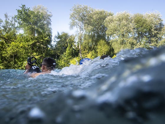 Übermut und unangepasstes Verhalten am und im Wasser kann rasch fatale, manchmal tödliche Folgen haben. Die meisten Todesopfer sind junge Männer zwischen 15 und 30 Jahren. (Archivbild). (Bild: KEYSTONE/ANTHONY ANEX)