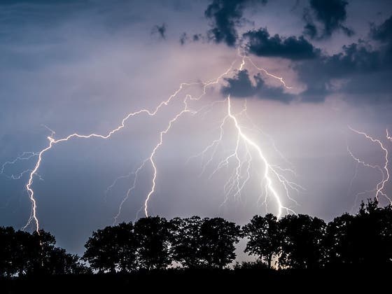 In den Kantonen Thurgau und St. Gallen tobten am frühen Dienstagmorgen heftige Gewitter. (Bild: KEYSTONE/EPA DPA/PATRICK PLEUL)