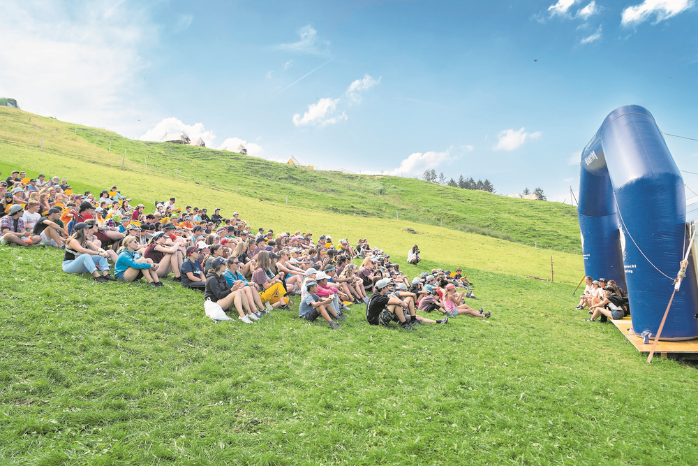 Die Teilnehmer des Rontallagers machen es sich auf der Wiese vor der Bühne bequem. (Bild: Ralph Ribi, Gontenbad, 17. Juli 2019)