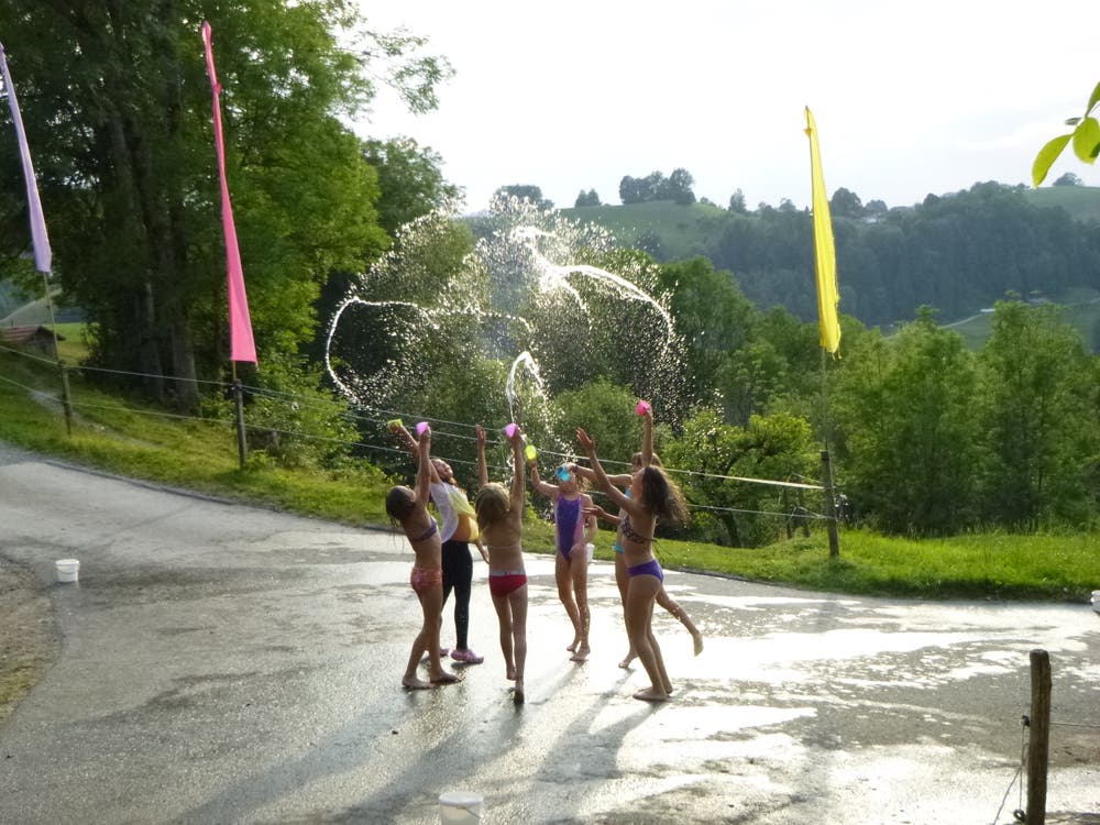 Die Mädchen trotzen der Hitze mit kreativen Wasserspielen. (Bild: Reitferiencamp mit Maultieren, Willisau, 21. Juli 2019)