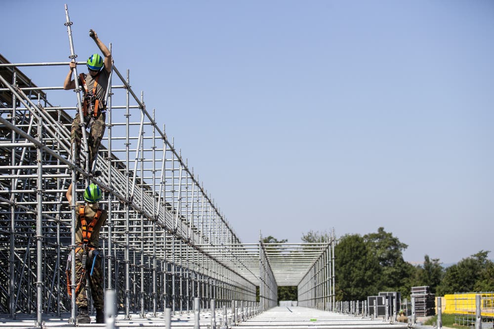 Zu Spitzenzeiten arbeiten 300 Personen am Aufbau der Zug-Arena. (Bild: Alexandra Wey / Keystone, 24. Juli 2019)