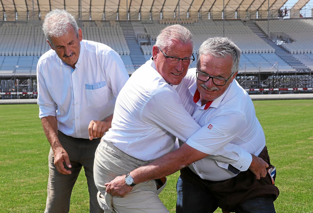 Auch OK-Präsident Heinz Tännler (links) und Paul Vogel, Obmann des Schwingerverbandes, greifen zusammen. (Bild: Andy Mettler / Swiss-Image, 24. Juli 2019)