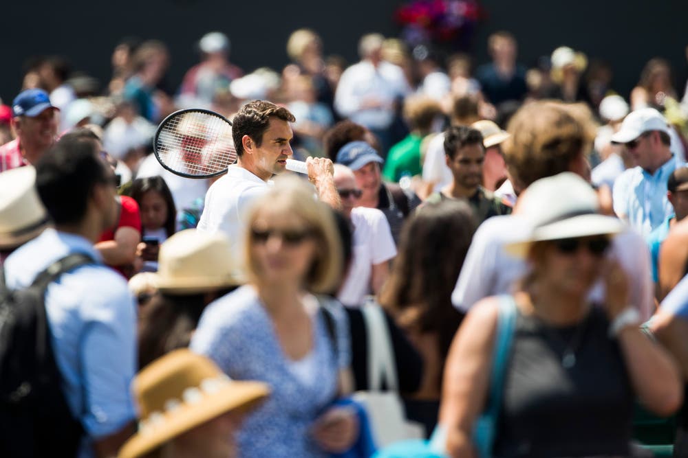 «Dieses Bild ist 2017 entstanden, als Roger sich auf Platz 9 vor einem Spiel zirka 30 Minuten eingespielt hat. Mir gefällt das Foto, weil Federer durch den Kontrast von Schärfe und Unschärfe fast isoliert und von der Menge unbemerkt erscheint. Es wirkt nicht so, als wäre er der Rekordsieger, sondern ein ganz gewöhnlicher Spieler.» (Bild: Peter Klaunzer/Keystone)