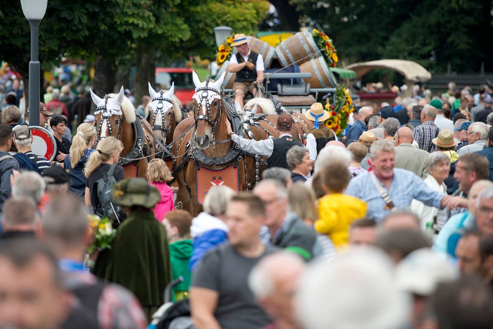 Impression des Fahnenempfanges auf dem Landsgemeindeplatz Zug. (Bild: Maria Schmid)