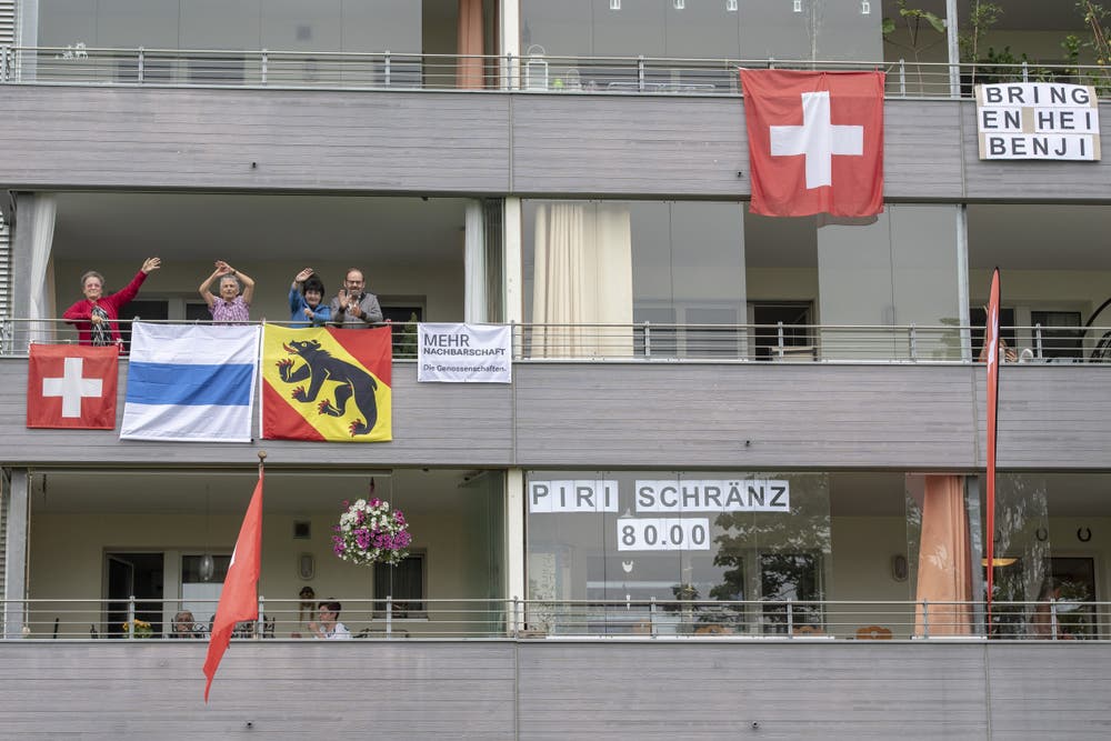 Die Anwohner bei der Schwingerarena begrüssen die Schwingerfans und Schwinger. (Bild: KEYSTONE/Urs Flüeler, 23. August 2019)