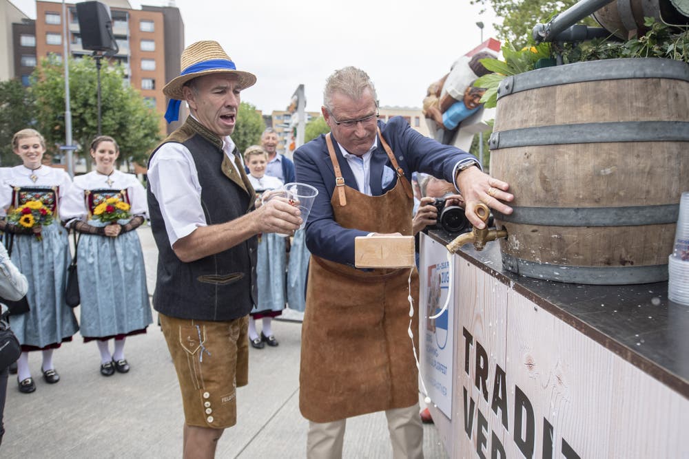 Der OK-Präsident Heinz Tännler (rechts) beim Anzapfen des ersten Bierfasses im Rahmen der offiziellen Eröffnung der Schwingergasse am Esaf. (Bild: KEYSTONE/Urs Flüeler, 23. August 2019)