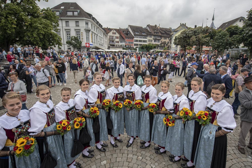Die Ehrendamen posieren beim traditionellen Fahnenempfang. (Bild: KEYSTONE/Urs Flüeler, 23. August 2019)