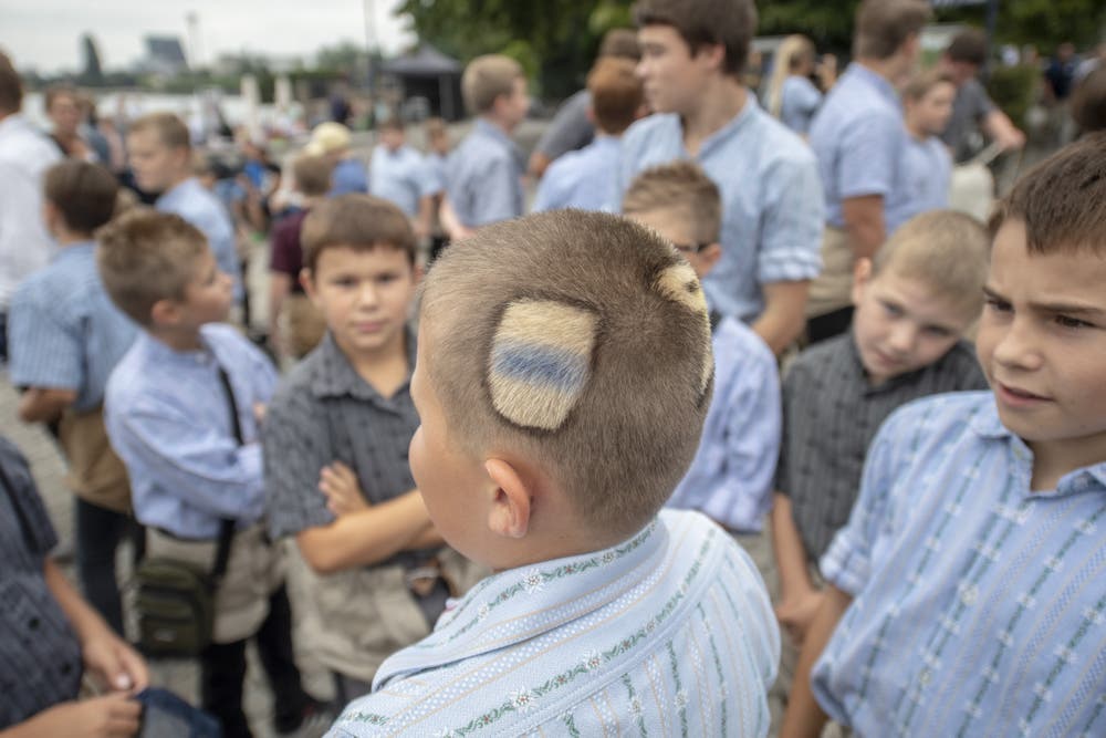 Dieser Jungschwinger hat auf der einen Kopfhälfte das Zuger Wappen als Haarschnitt... (Bild: KEYSTONE/Urs Flüeler, 23. August 2019)