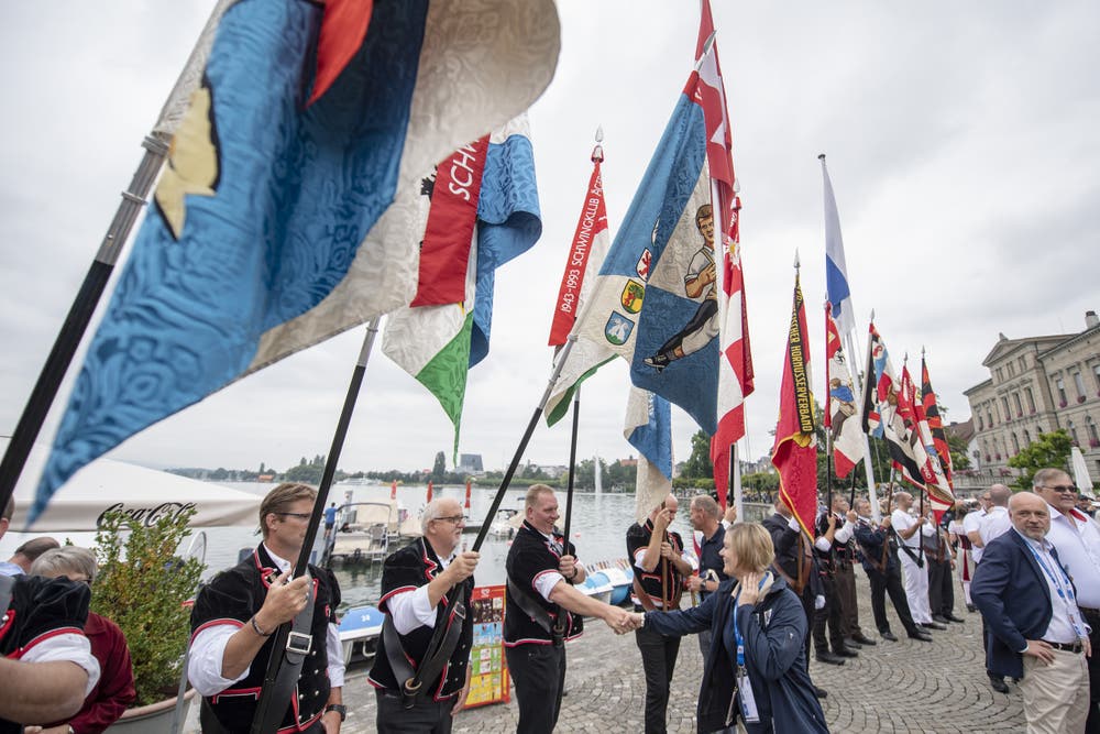 Impression vom traditionellen Fahnenempfang der Verbandsfahne auf dem Landsgemeindeplatz in Zug. (Bild: KEYSTONE/Urs Flueeler)