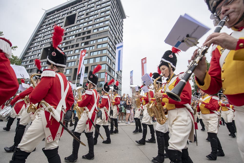 Das Korps der Zuger Beresina Grenadiere führt den Festumzug durch die Stadt Zug an. (KEYSTONE/Urs Flüeler, 23. August 2019)