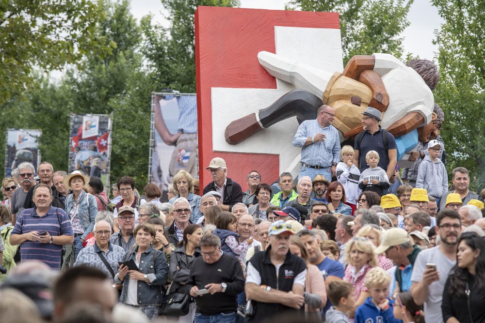 Schwingerfans bestaunen den Festumzug. (Bild: KEYSTONE/Urs Flüeler, 23. August 2019)