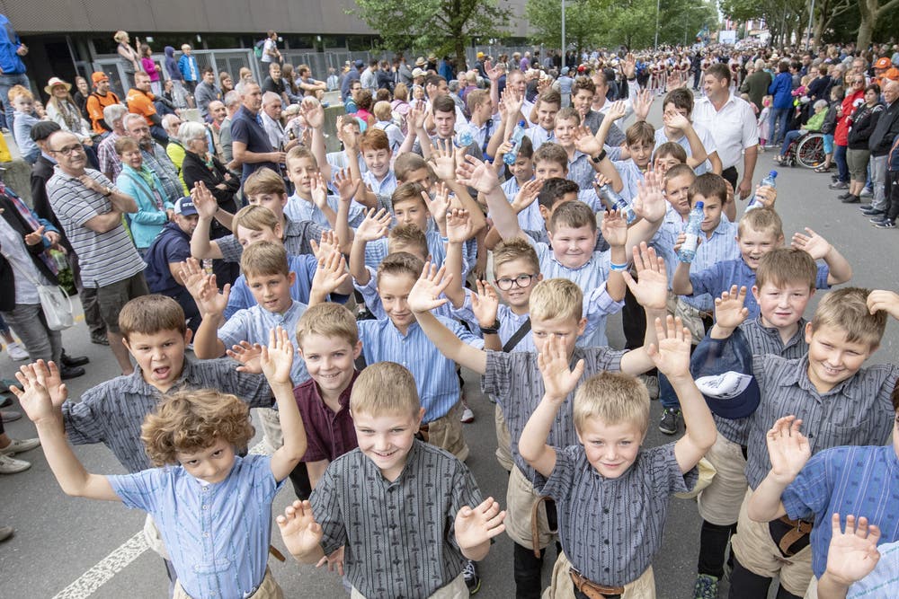 Jungschwinger posieren beim Festumzug. (Bild: KEYSTONE/Urs Flüeler, 23. August 2019)