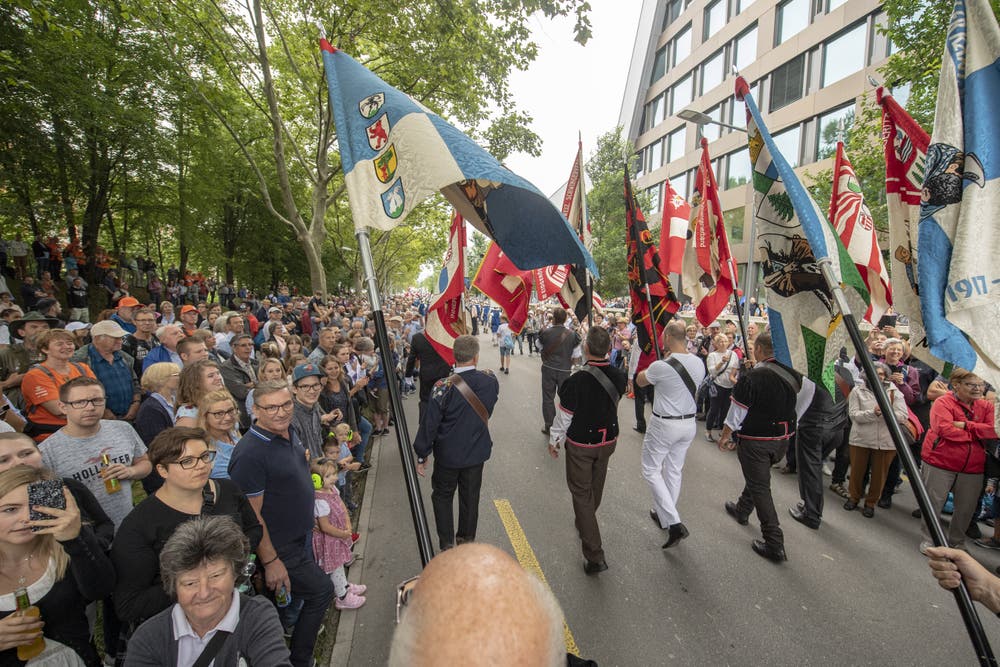 Schwingerfahnen beim Festumzug. (Bild: KEYSTONE/Urs Flüeler, 23. August 2019)