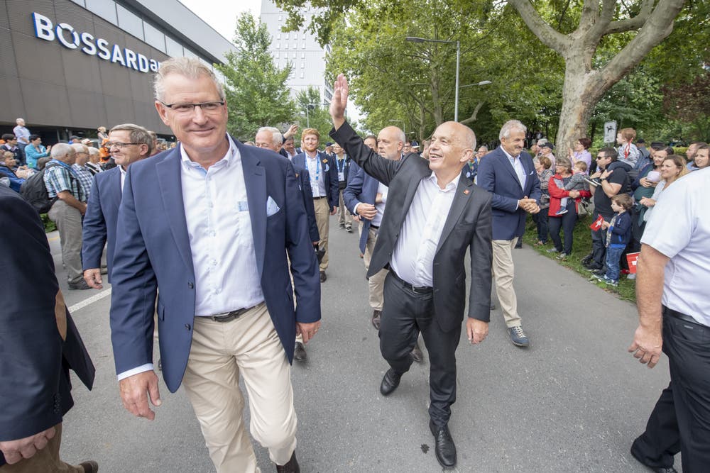 OK-Präsident Heinz Tännler (links) und Bundespräsident Ueli Maurer (Mitte) beim Festumzug. (Bild: KEYSTONE/Urs Flüeler, 23. August 2019)