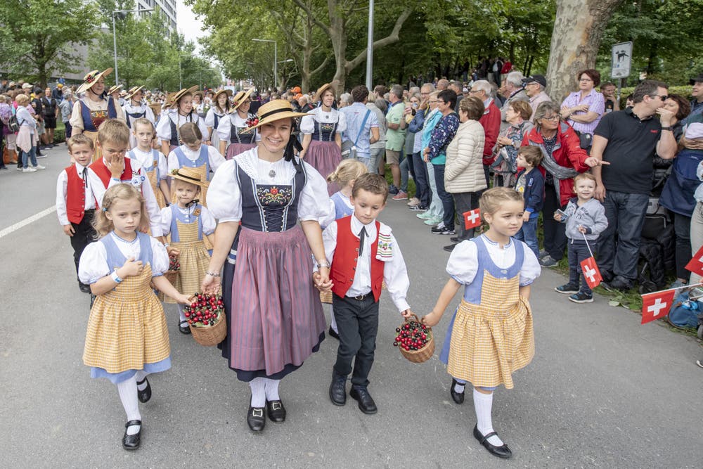 Trachtenleute beim Festumzug. (Bild: KEYSTONE/Urs Flüeler, 23. August 2019)