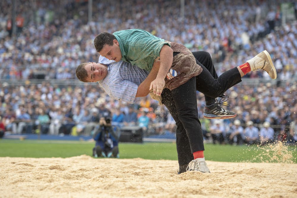 Michael Gwerder (unten) und Joel Strebel im 1. Gang. (Bild: KEYSTONE/Urs Flüeler, Zug, 24. August 2019)