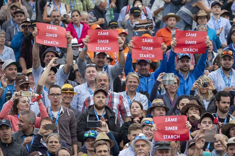 Besucher in der Arena. (KEYSTONE/Alexandra Wey, 24. August 2019)