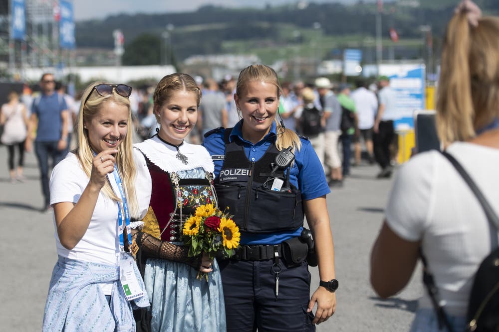 Dank der friedlichen Stimmung hat auch die Polizistin Zeit für ein Foto. (Bild: KEYSTONE/Ennio Leanza, Zug, 24. August 2019)
