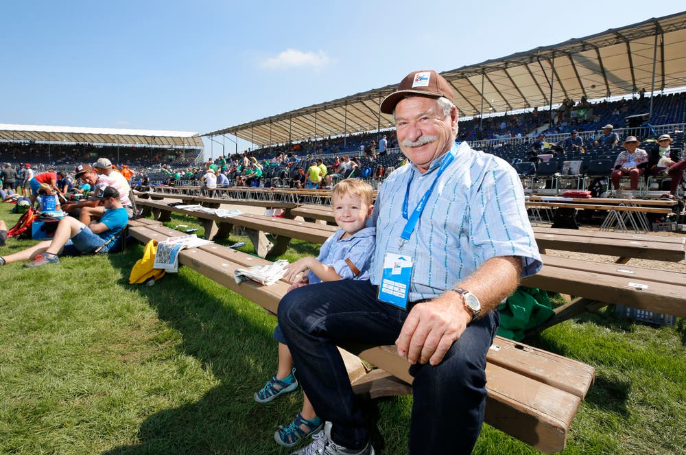 André Weber und Enkel Julian verfolgen das Geschehen aus nächster Nähe. (Bild: Stefan Kaiser, Zug, 24. August 2019)