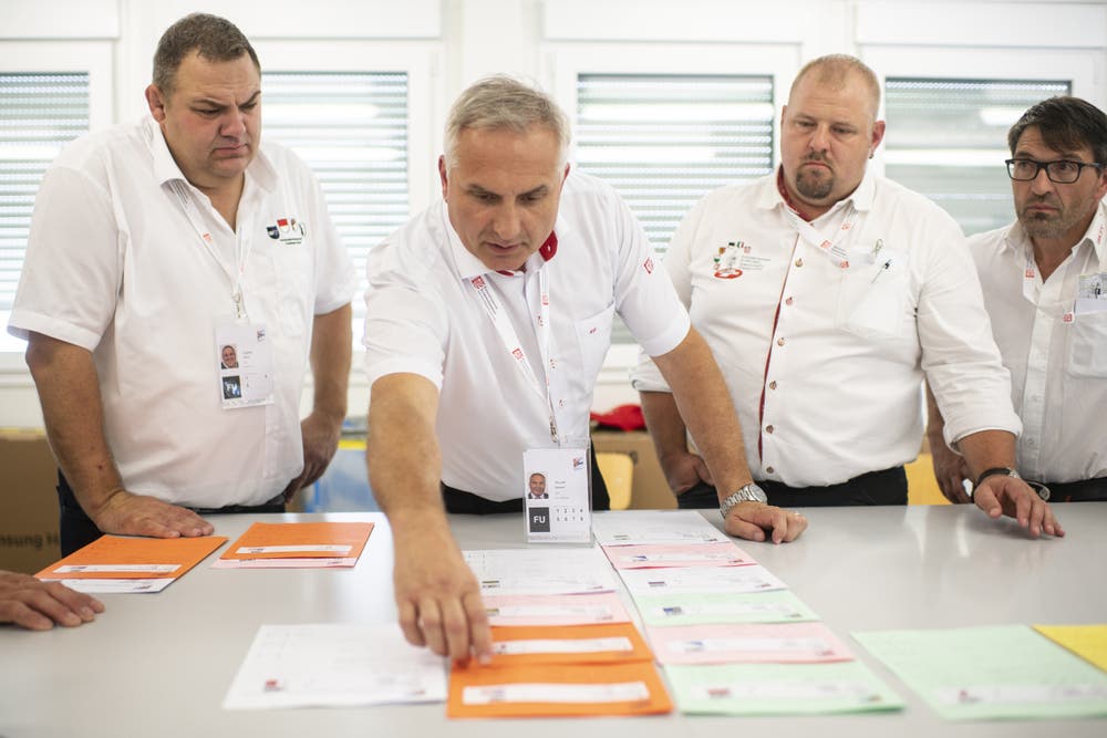 Samuel Feller, Eidgenössischer Technischer Leiter (Mitte) bespricht mit seinem Team die Einteilung der Gänge am Eidgenössischen Schwing- und Älplerfest. (Bild: KEYSTONE/Ennio Leanza, Zug, 24. August 2019)