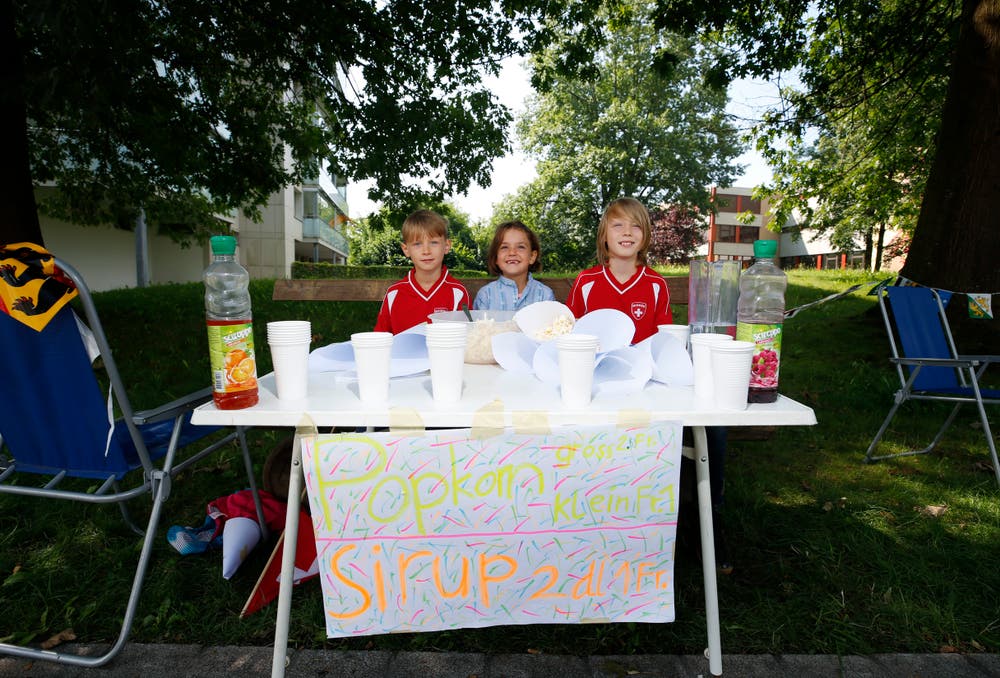 Kinder aus dem Herti-Quartier haben an der Eichwaldstrasse einen Sirup und Popcorn-Stand aufgebaut. (Bild: Stefan Kaiser, Zug, 24. August 2019)