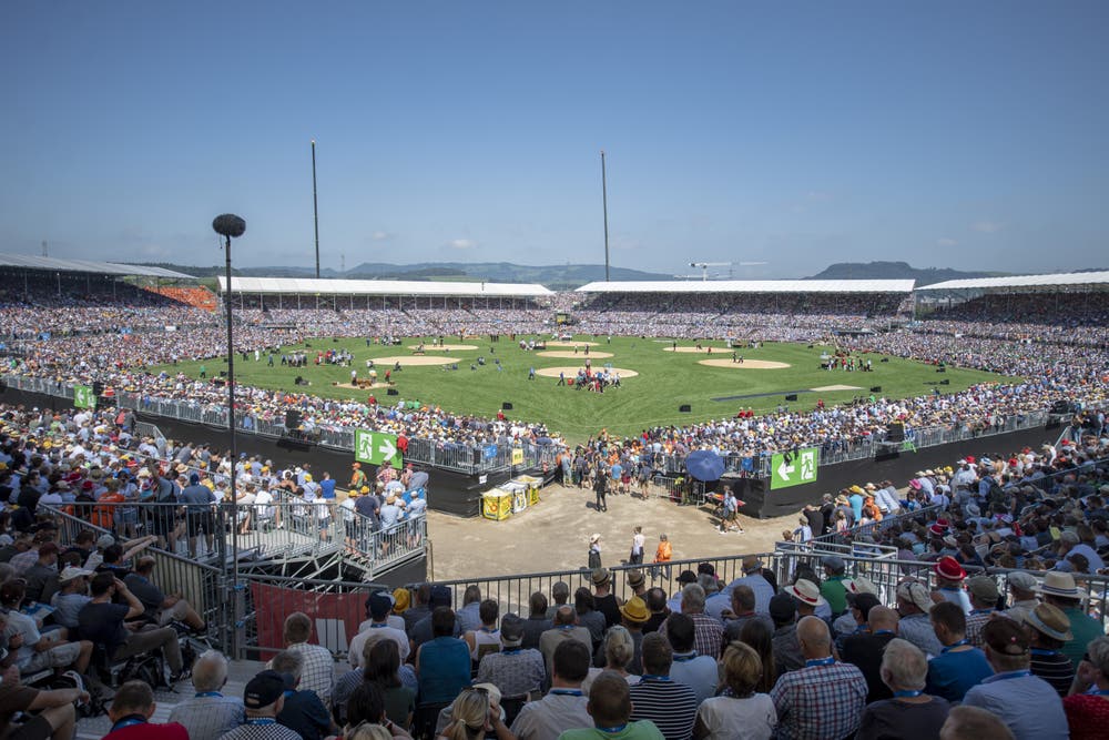 Die Schwingerarena am Eidgenössischen Schwing- und Älplerfest. (Bild: KEYSTONE/Urs Flüeler, Zug, 24. August 2019)