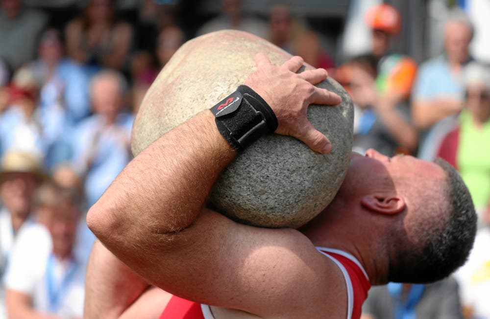 Der Unspunnenstein mit 83,5 Kilogramm ist nicht für Schwächlinge. (Bild: swiss-image.ch/photo Andy Mettler, Zug, 24. August 2019)