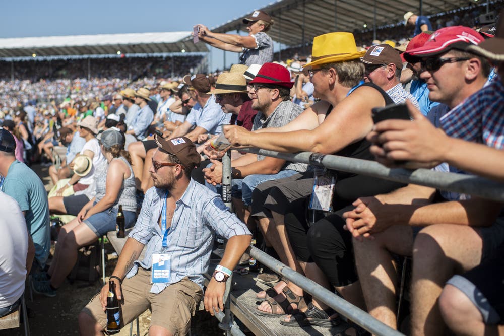 Besucher verweilen am Eidgenössischen Schwing- und Älplerfest. (Bild: KEYSTONE/Ennio Leanza, Zug, 24. August 2019)