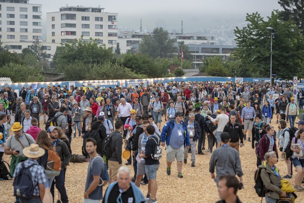 Die Festbesucher vor dem Start in der Arena. (KEYSTONE/Urs Flüeler, 24. August 2019)