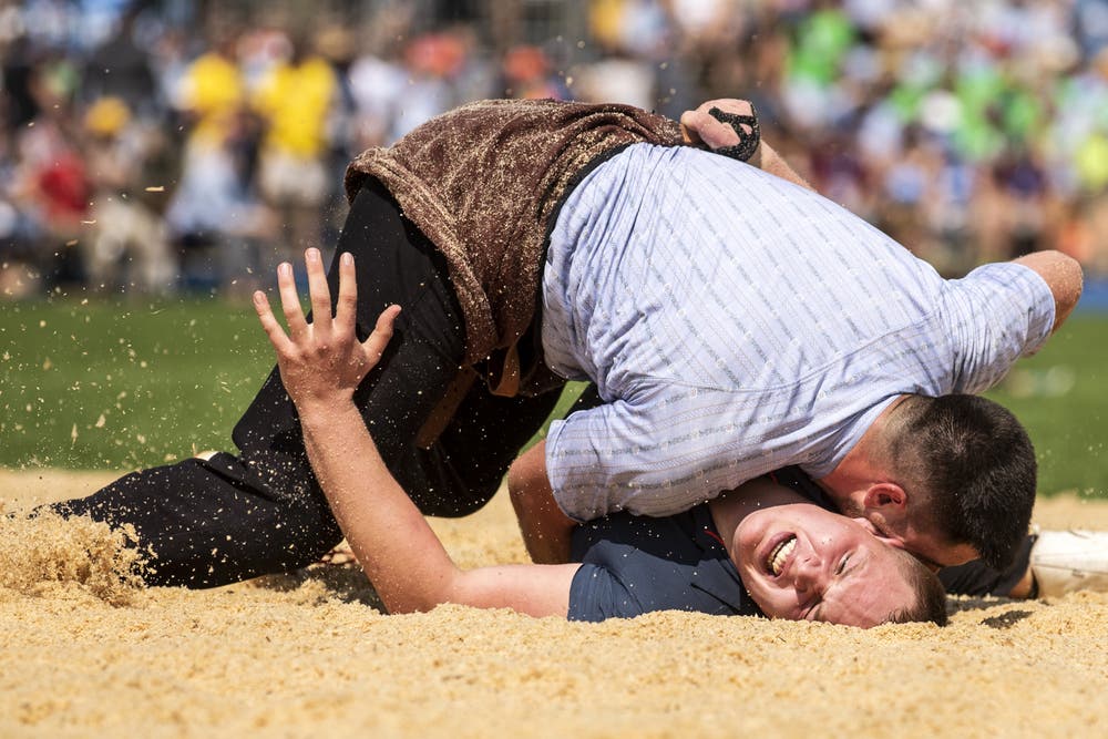 Mike Müllestein (oben) schwingt gegen Etienne Ducrest im 3. Gang. (Bild: KEYSTONE/Alexandra Wey, Zug, 24. August 2019)