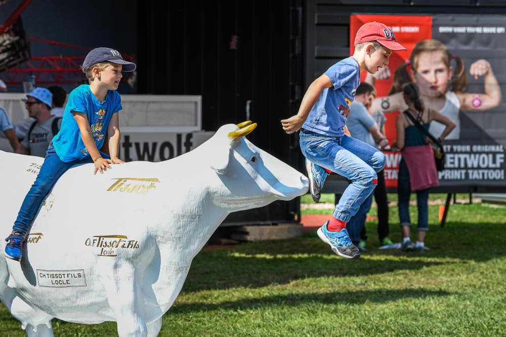 Die Kinder sind am Schwingfest beschäftigt. (Bild: Christian H. Hildebrand, Zug, 24. August 2019)